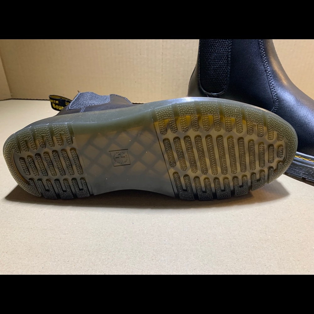 NEW w/o box Dr. Martens black leather ankle boot - Picture 9 of 13